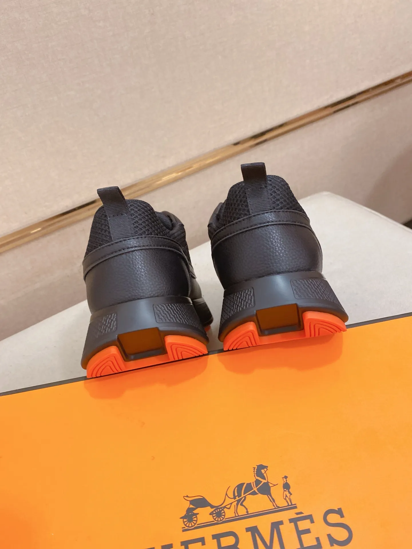 Men's clothing and shoes💰: 462💰《HERMES》【Classic Original Version】Hermès; Top 🔝 Purchasing Agency 🔍🔍Men's latest 🇺🇸 counters are on sale simultaneously, imported from Italy original ▲▲cowhide ▲▲ (high-end, extravagant and classy) ) Exquisite workmanship (Italian 🇮🇹 imported water-dyed 🐂 cowhide lining) sole: original sole provided by the original factory, ⚠️exclusive double-layer activity·TPR·rubber·combined molded outsole; super comfortable·wear-resistant·non-slip·environmental protection The real thing is more beautiful if you take the real thing (high quality, follow the order). You can enter and exit the counter at will * Number of yards: 38-44 (45 can be customized and cannot be returned or exchanged)